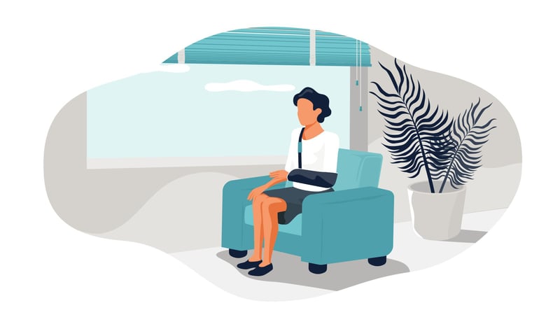 Illustratie van een vrouw die in een stoel in haar woonkamer zit met haar arm in een mitella