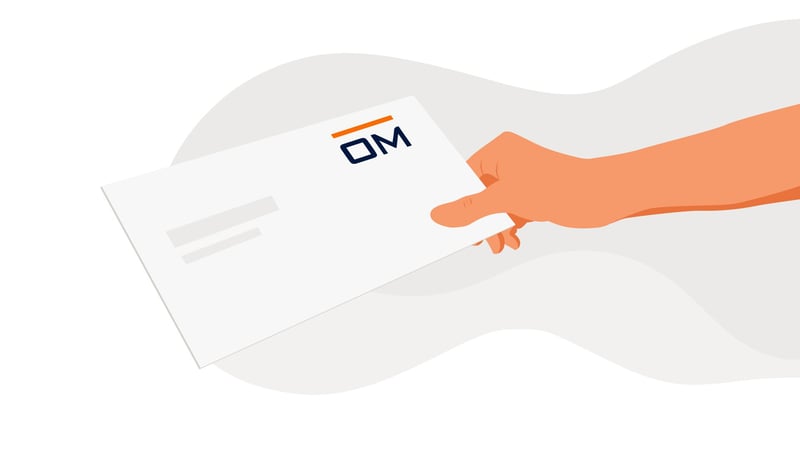 Illustratie van een hand die een envelop vasthoudt waarop het logo van het Openbaar Ministerie te zien is