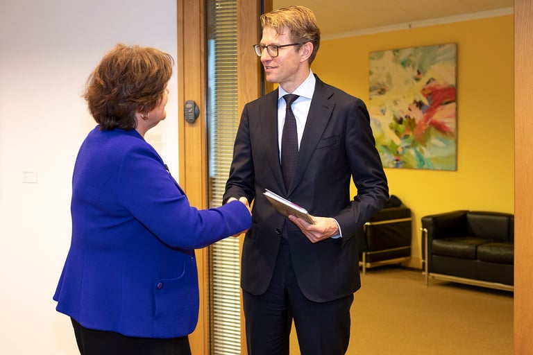 Minister Dekker neemt witboek Slachtofferhulp Nederland in ontvangst