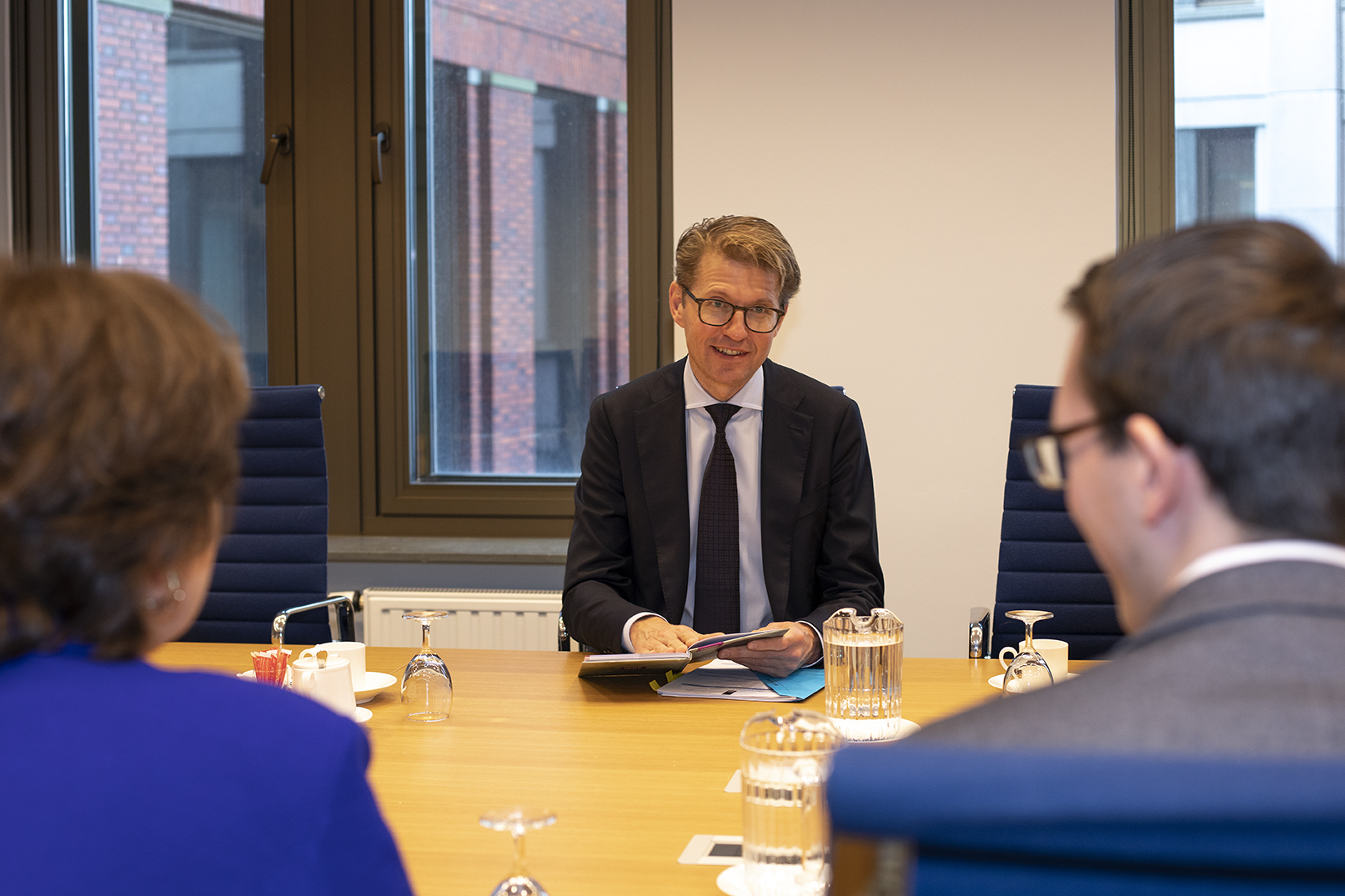 Minister Dekker in gesprek met bestuursvoorzitter Rosa Jansen en juridisch adviseur Laurens Kock