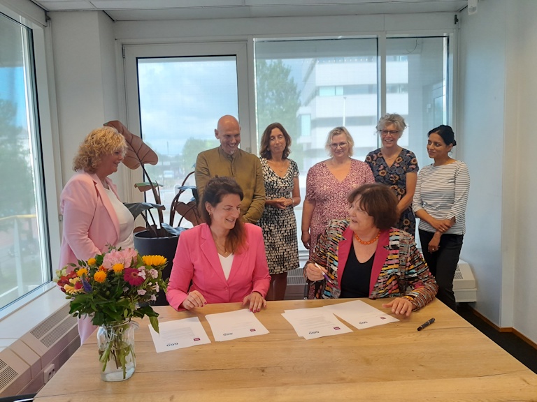 Slachtofferhulp en GGD Zuid-Holland Zuid bekrachtigen samenwerking met convenant